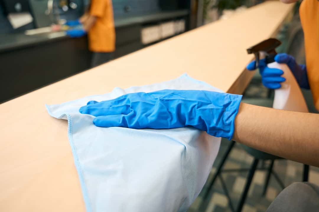 frau-mit-spray-die-hand-in-thurgau-gebeudel-kreuzlingen-frauenfeld